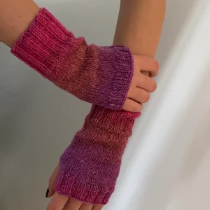 Vantar onesize  - Jättecoola unika vantar som är helt oanvända! Sticks inte mot huden