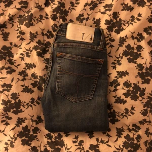  - Knappt använda jeans från tiger of sweden. Strl 25/32 låga i midjan, Style: slender. Sälj pga för små
