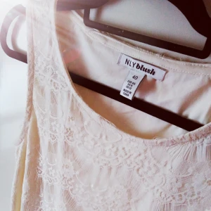  - Klänning från Nly Blush i storlek 40. Oanvänd pga fel storlek. Så fin! Creamfärgad/offwhite. Köpare står för frakt.