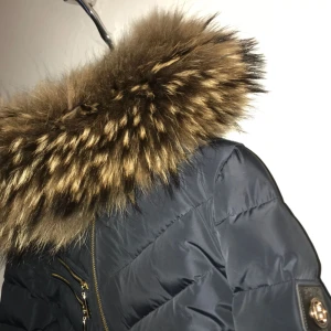  - Säljer min nya Vinterjacka som är såklart i jätte fin skick utan skador eller liknade. Den är marinblå med guldiga detaljer. Egentagna bilder såklart! Söker endast seriösa köpare tack! Vid snabb affär kan vi diskutera pris 