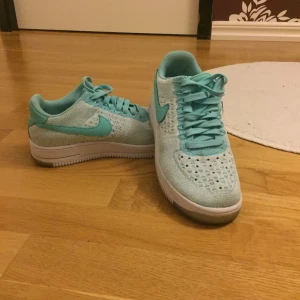  - har använt dom 4 gånger, dom är i bra skick men det finns en eller två fläckar på dom som går lätt bort. Köpte dom på nikes orginala hemsida för 1500kr