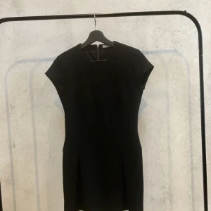  - Jättesnygg klänning som har fin passform. Använd 1 gång så i mycket bra skick. 