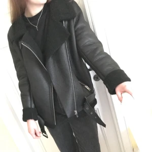  - Jacka från märket STAY- som jag köpt i höstas. Använt denna ca 5gånger.   storlek S och jag är normalt 34-36 och ni ser på bilderna hur den sitter. Nypris 1500:-