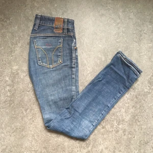  - Miss sixty jeans. Små i storleken. Skulle säga att de är som en 23 i midjan. Inga defekter eller dylikt.