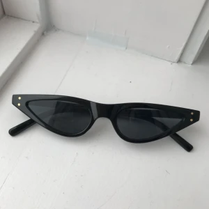  - Oanvända 90s kattiga solglasögon (svarta, de på första bilden) 