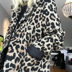  - Leopardkappa från hm. Använd ca 5 ggr. Jättebra skick. Möts upp i Stockholm annars tillkommer frakt!