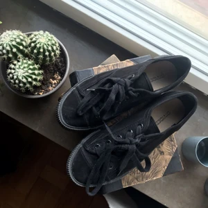  - Plattåskor från H&M. Nästan aldrig använda. Funkar för både 36/37:or⭐️