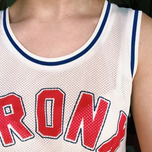  - Linne i basketstuk med röd text och blåa detaljer. Använd ett fåtal gånger. Köpare betalar frakt.