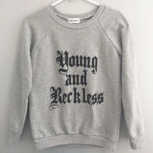  - Sweatshirt i jättebra skick, knappt använd och har en väldigt mjuk insida. Kan tas till Östersund, annars står köparen för frakten🌿