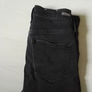  - Sjukt snygga skinny jeans köpa från HM för 499kr Shaping skinny regular waiste denin jeans I absolut topp skick, anpassar sig efter kroppen Säljer pga storlek