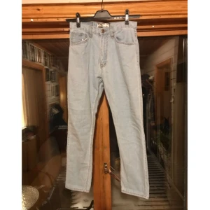  -  Ljusa jeans som aldrig är använda👖  Det står storlek L i dom med det är storlek 34 och midjan är ca 28-27 beroende på hur man vill att dom ska sitta. Kan fixa mer mått om du är intresserad.  Kan skickas men då står köparen för frakt. 48kr inte spårbart, 58kr spårbart. 📮  Det finns katter i hemmet 🐈