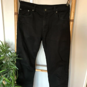  - svarta Levi’s, smal passform 