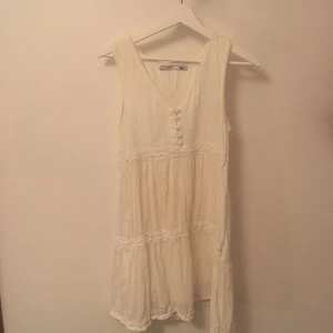  - Vit sommarklänning från lager 157, bra skick, ganska tunt material