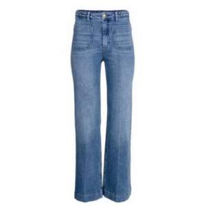 Utsvängda 70-tals jeans i mjuk denim, använda endast en gång. 