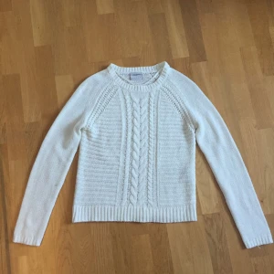  - Vit stickad tröja söker ny ägare!  Ärligt nu den är i bra skick, säljer pga bytt stil.