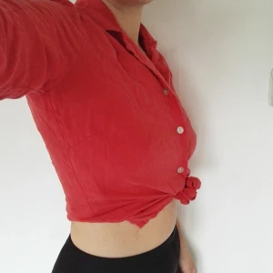  - Hallonröd blus i 100% linne med trekvartsärm. Jag har använt den mest som en knytblus men den är jättefin att ha öppen också! 