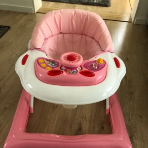  - Rosa lära gå stol som funkar utmärkt, ljud och ljus. Funkar med batterier, jätte bra för små barn att utvecklas och lära sig att gå 👌