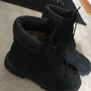  - Säljer mina Timberlands i jätte fint skick! Frakten ingår i priset! Och såklart är dom äkta och skorna putsas innan dom skickas!😊💕