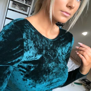  - Snygg velvet body från Nelly!❤️ endast provad❤️ säljs pga råka klicka hem 2😋😋 frakt står du för själv!❣️