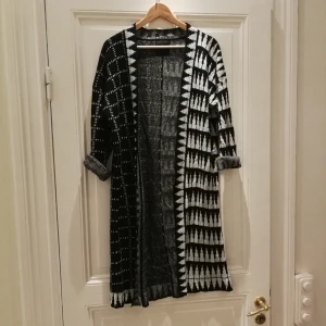  - Kofta från Just female i grafiskt mönster. Nypris 1500