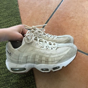  - Beigea Nike air max 95. Nypris: 1600kr Köparen står för frakt