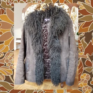  - Mörkbrun Retro bohos 70s Afghankappa i mocka och fårskinn! Storlek 36. Fungerar som vinterjacka eller höst/vår jacka!  I fint begagnat skick! 