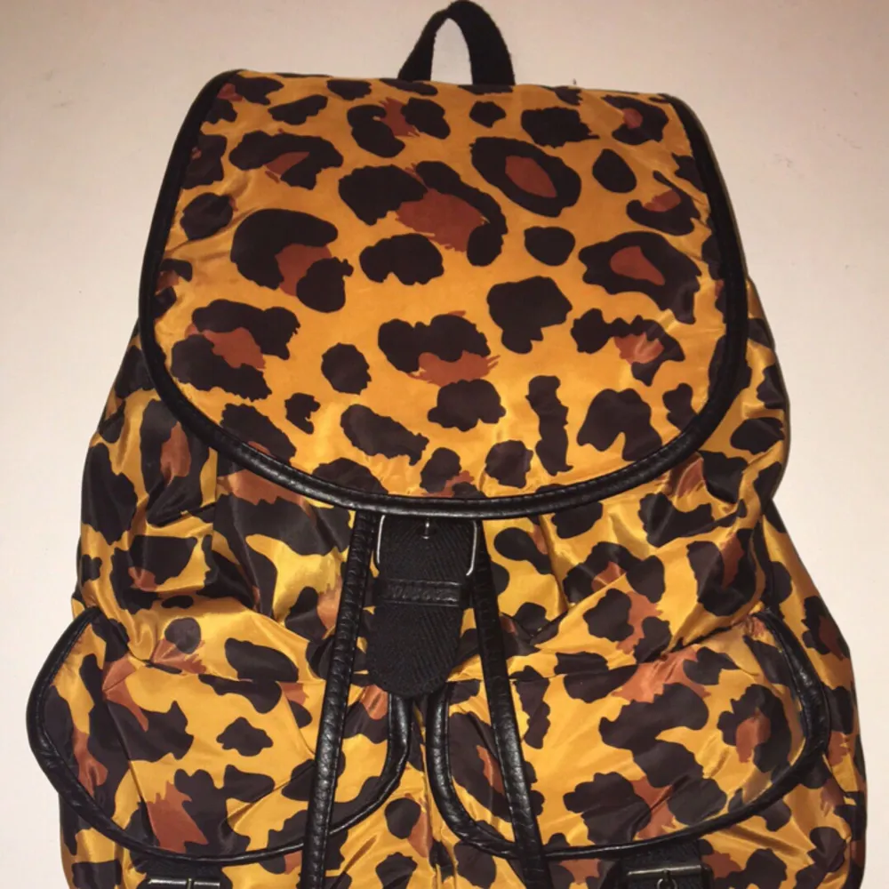 Leopard backpack så fin i nyskick! 😊🐯. Väskor.