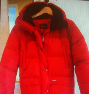 Peak dun jacka  - röd  - mycket varmt dun  - ordinarie pris 4500kr!!! - Peak dun jacka  - röd  - mycket varmt dun  - ordinarie pris 4500kr!!!