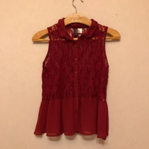  - Röd spetsblus från H&M. Storlek 34. Frakt tillkommer. Rekommenderar att ha ett linne under.