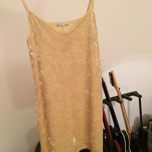  - Blek-gul sammetsklänning. 