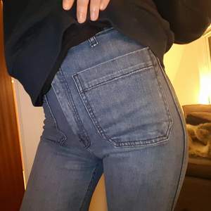Jättesköna och snygga jeans från h&m med lite 70-tals-vibes över sig. Utsvängda och avklippta med snygga detaljer.👖👖👖