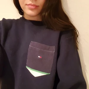  - Vintage Navy Tommy Hilfiger sweatshirt köpt på beyond retro för 400! Jätteskön 🌹 