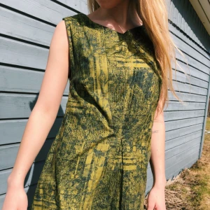  - Grönmönstrad tunika eller klänning, beroende på ens längd (jag är 170). Egensydd.