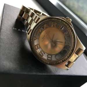  - Jättefin Marc by Marc Jacobs klocka i guld. Nypris 3999kr.