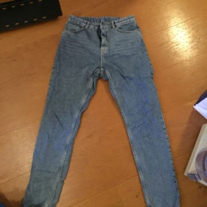  - Jeans från Monki modell Kimono strl 29, aldrig använda endast provade. Säljes pga fel strl 