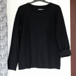  - Mörkblå tröja från JC killavdelningen i storlek M. Färgåtergivningen är inte helt korrekt på bilderna då den ser sliten ut. Knappt använd.  Kan mötas upp i Göteborg eller fraktar mot betalning.