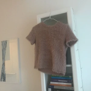  - Fluffig nude-färgad T-tröja. 