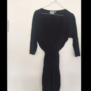  - Klänning i bomull med knyt i midjan från WESC. Köparen står för frakt✨