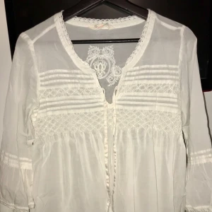  - Odd Molly blus storlek 0, passat XS-M! Super söt med pärldetaljer, spets och siden! Inte använd mycket. Frakt står köparen för! 