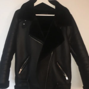  - En fejk skinn jacka från Zara. Nypris 1000 kronor, använd ett fåtal gånger. Så jackan är i väldigt bra skick och är väldigt snygg. För mig blir den bara inte till användning. Frakt tillkommer om jackan behövs att skickas💛