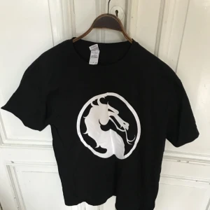  - Mortal Kombat. Hämtas i Uppsala eller kan skickas mot fraktkostnad