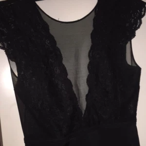  - "Klassisk" fest body från VILA, nypris 399kr. Suuuuperfint skick, säljer endast för att jag har för mycket fest kläder. Strl XS