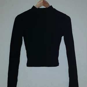  - Svart croptop med ribbat tyg