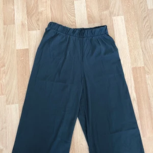  - Mörkgröna, vida, mesh (halvt genomskinliga), midjehöga. Står storlek M i byxorna, men rekommenderar S eller en ”slim” M. 