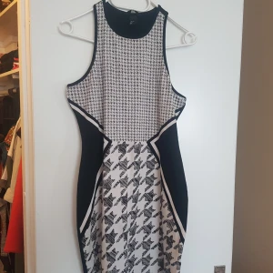  - Klänning endast provat den.  Finns i Gävle och Uppsala.  Kan även skickas, köparen står för frakten. 