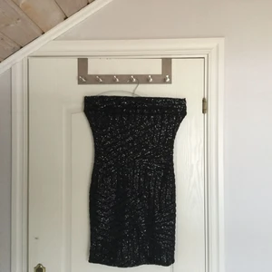 - Inköpt för 600kr. Klänningen håller sig uppe bra. Insydd / gömd dragkedja i ryggen. Använd vid ett få tal tillfällen är i mycket fint skick. För att vara paljettklänning så har den mycket stretch och formar sig snyggt kring kroppen. 
