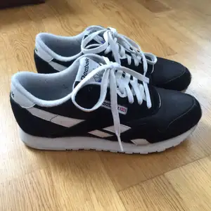 Reebok Nylon storlek 38,5. Skitsnygga men använder dem knappt längre. Köpare står för frakt. 