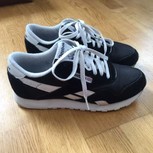  - Reebok Nylon storlek 38,5. Skitsnygga men använder dem knappt längre. Köpare står för frakt. 