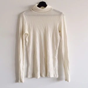  - 🐏🐏🐏 Benvit ribbad polo från &other Stories. Storlek 40. Liiten gulnad i armhålorna, se bild. Kan skicka eller mötas i Stockholm. Köparen står för frakt. 🐚🐚🐚