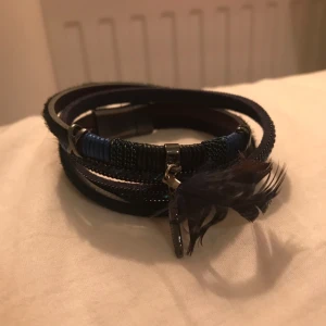  - Fint armband med flera band från franskt märke.
